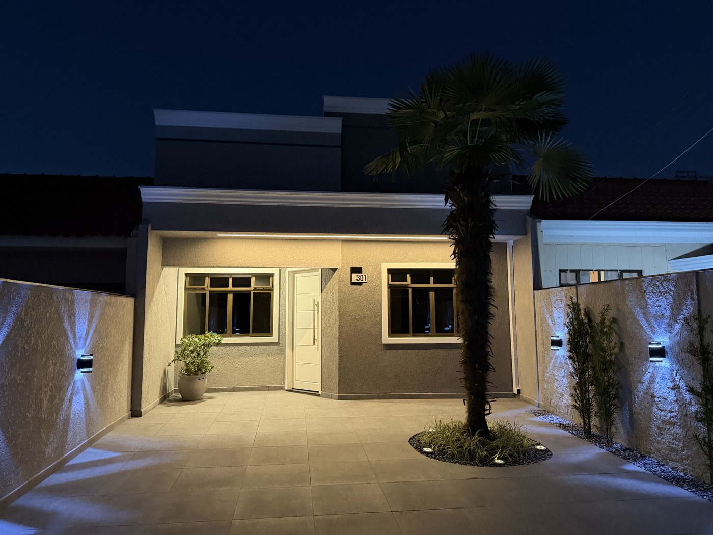 Fachada noturna frontal